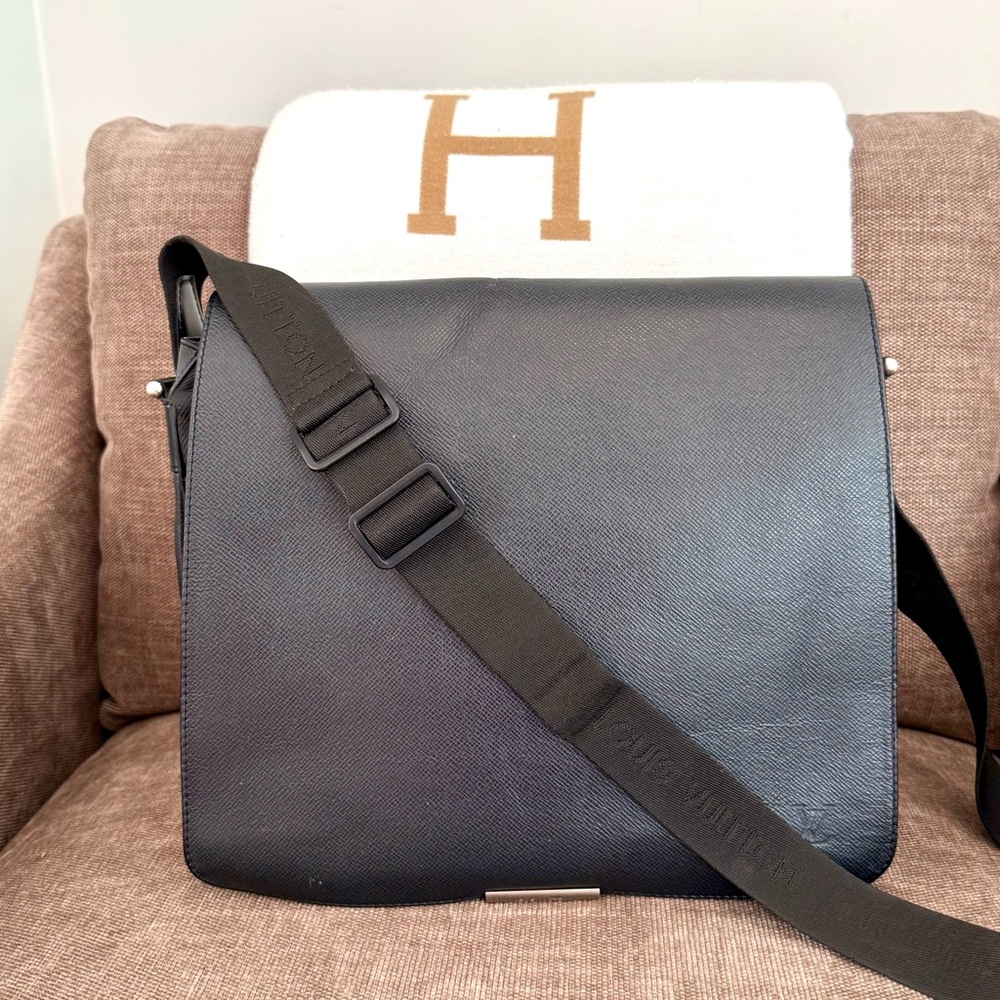 Authentic Louis Vuitton Viktor Messenger Bag M30142 black arsoise unisex